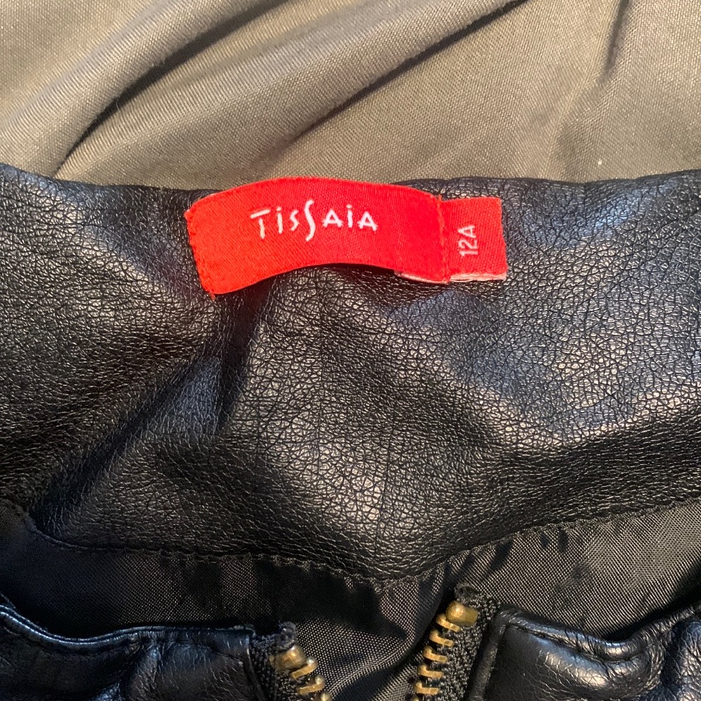 Small women’s leather jacket all zippers work no tears or rips good shape